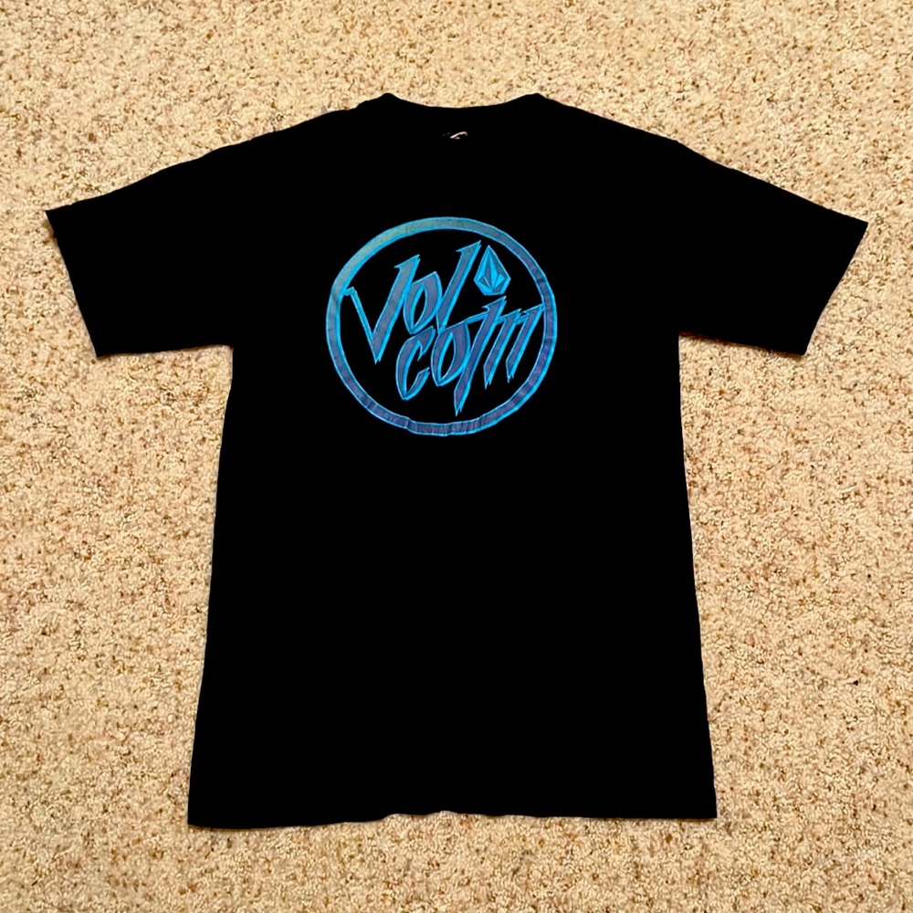 ✅ VOLCOM Short Sleeve Spell Out Graphic Logo Skater Tee T Shirt Black Size Small